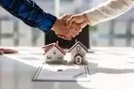 Two han.ds shaking a deal on a letting project