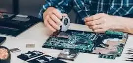 Looking at the hardboard to repair the computer.